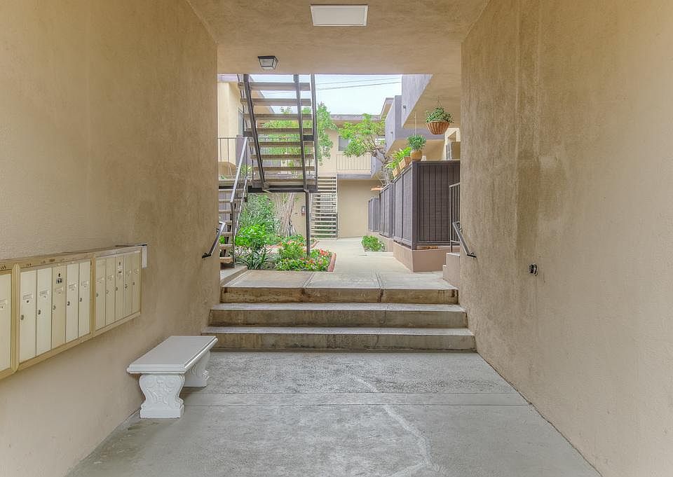1st image of 11815 Mayfield Ave #Sga2zkj7m