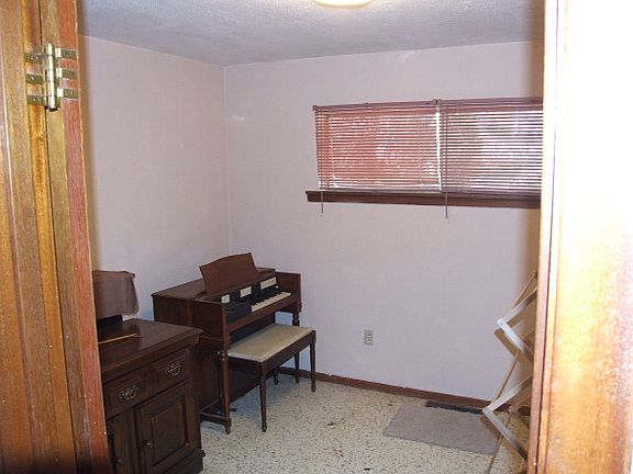 5th image of 629 Holland St