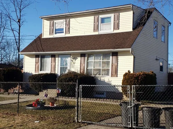 31 E Locust Street, Central Islip, NY 11722