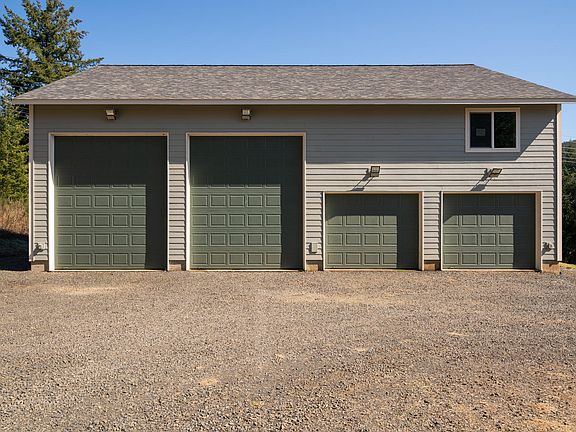 5th image of 820 NE Meadow Hill Dr