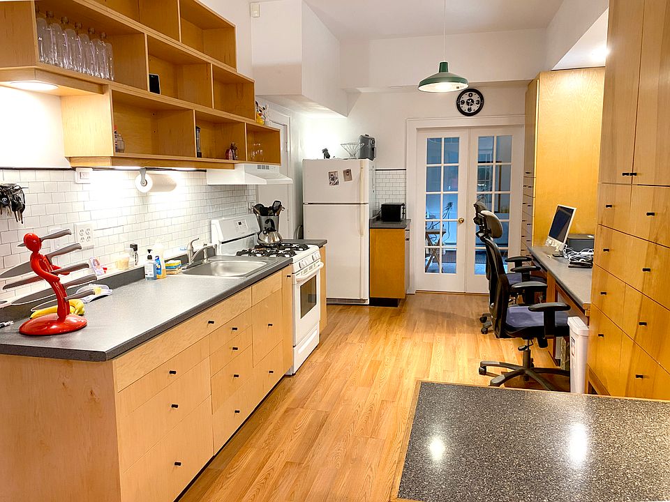 Main area - kitchen, dining room, home office (view 1)