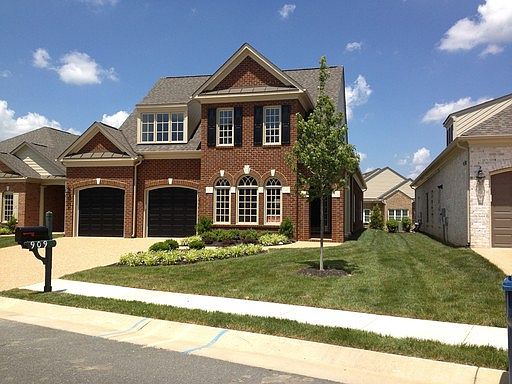 1st image of 909 Belva Ln