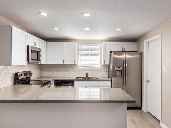 3rd image of 2918 W Paradise Dr