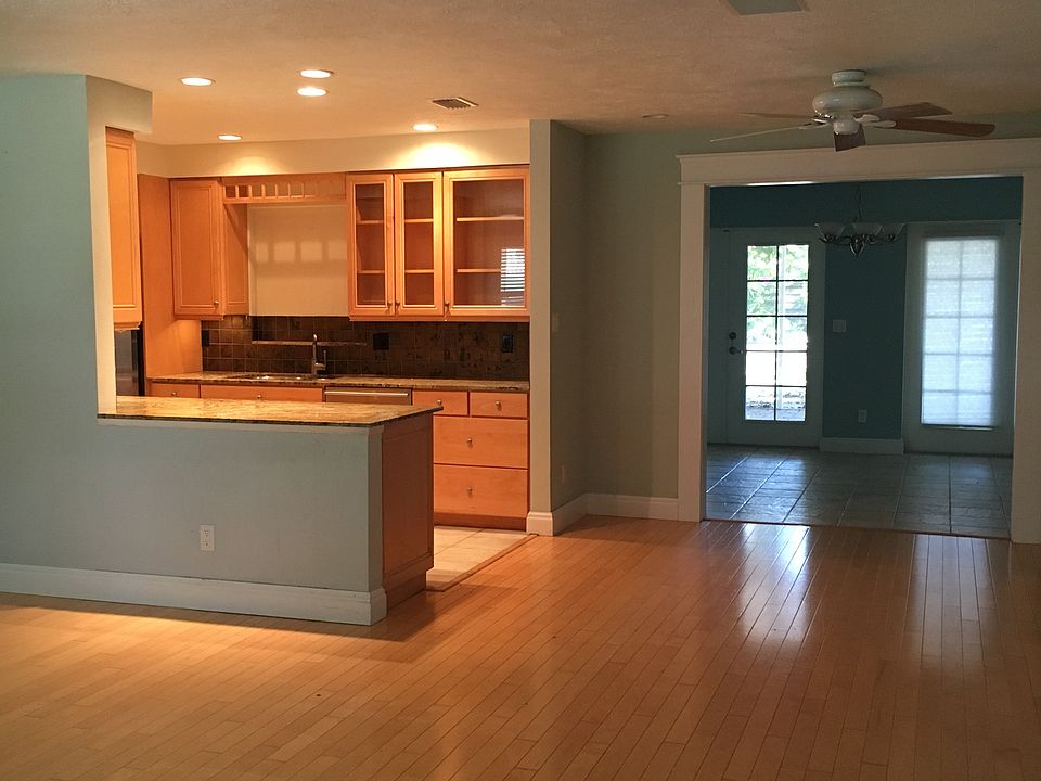 1st image of 2407 Breakwater Cir
