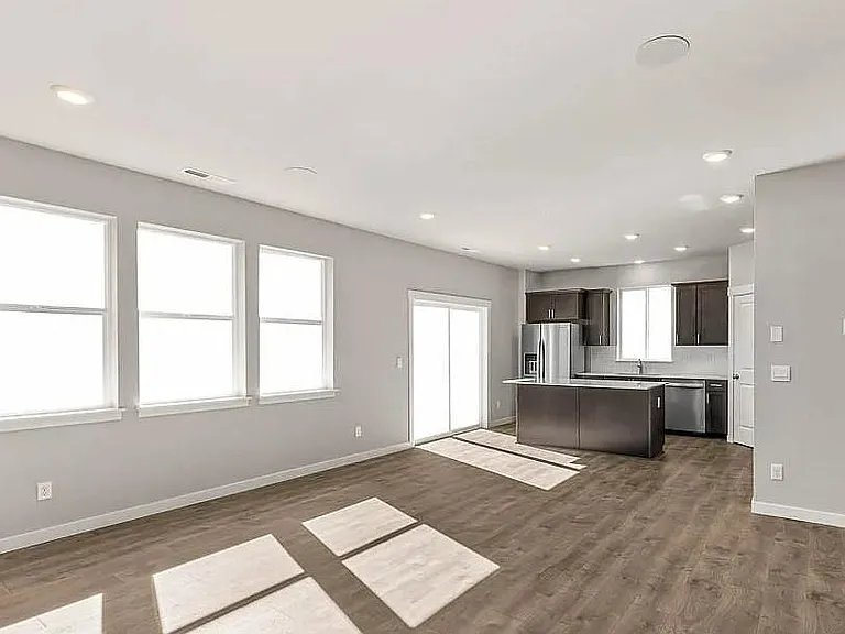 6040 Addison Rd — Photo 5