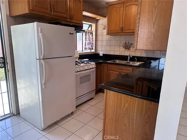 3615 Caspian Ave — Photo 9