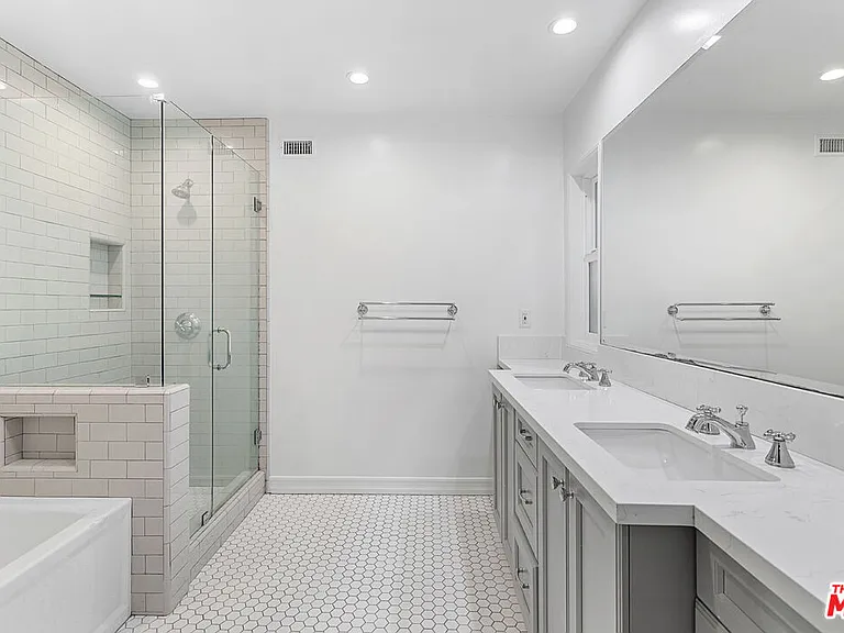 6611 W 6th St — Photo 24