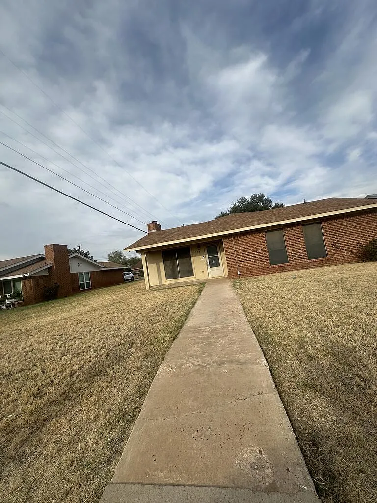 3 bed, 2.0 bath, 1308 sqft, $2,200 — Photo 1