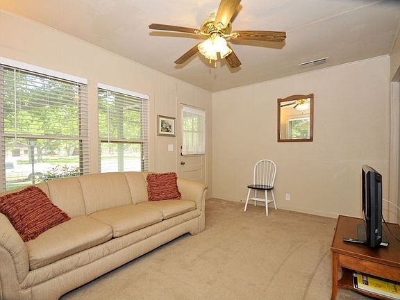 4th image of 1059 N Houston Ave
