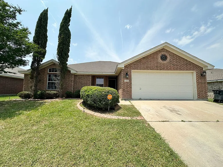 2601 Lavender Ln — Photo 2