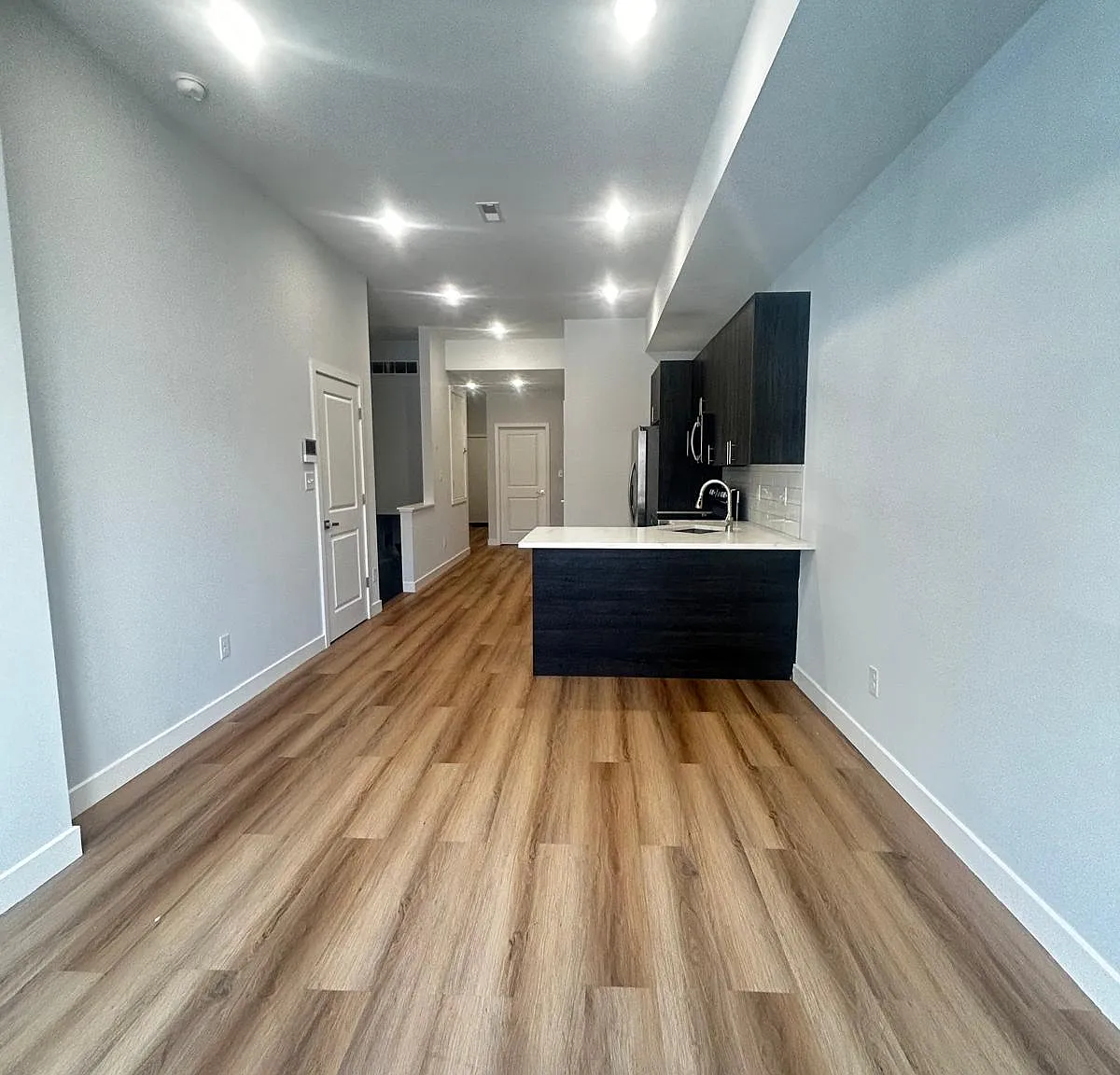 3 bed, 890 sqft, $1,900 — Photo 3