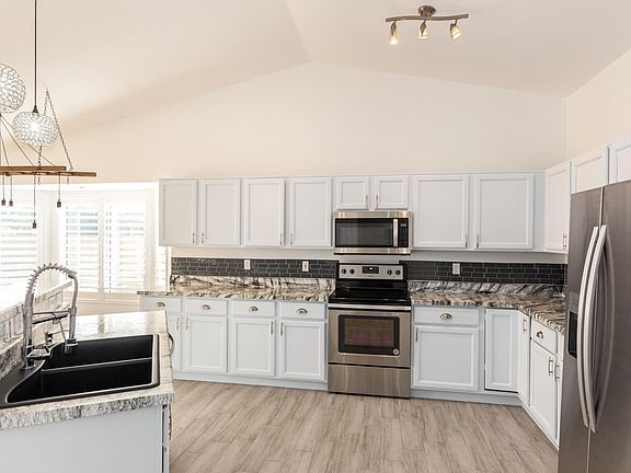 5th image of 211 W Wahalla Ln