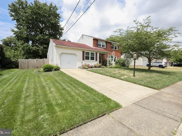 217 Countryside Ln, Mount Laurel, NJ 08054