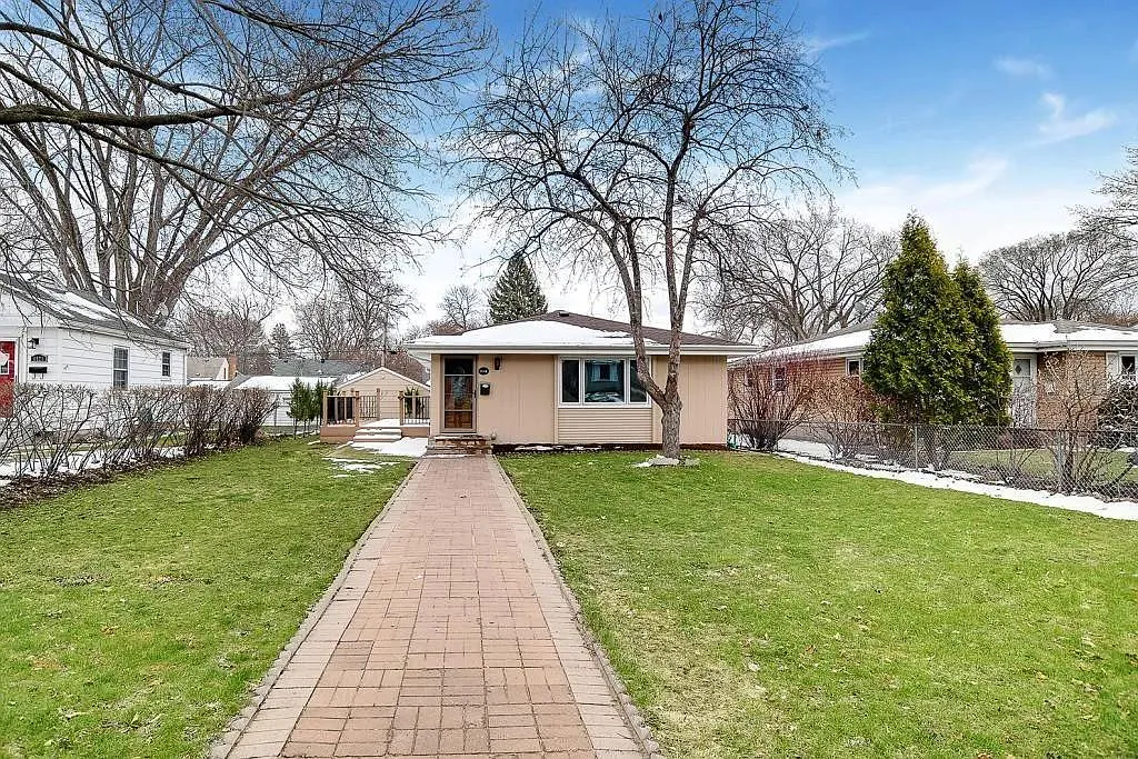 3 bed, 2.5 bath, 1917 sqft, $3,000 — Photo 1