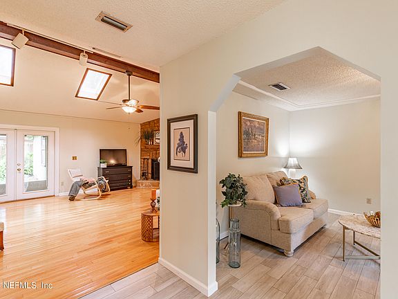 4th image of 1642 VILLAGE Way