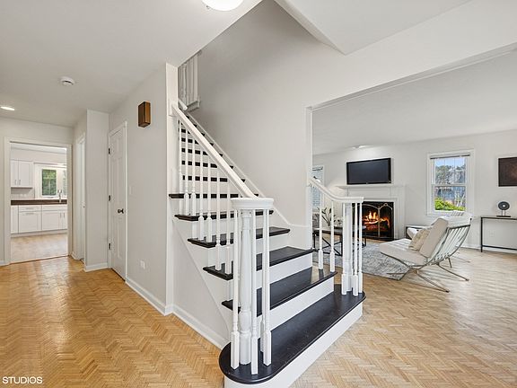 3rd image of 9 Kingston Dr