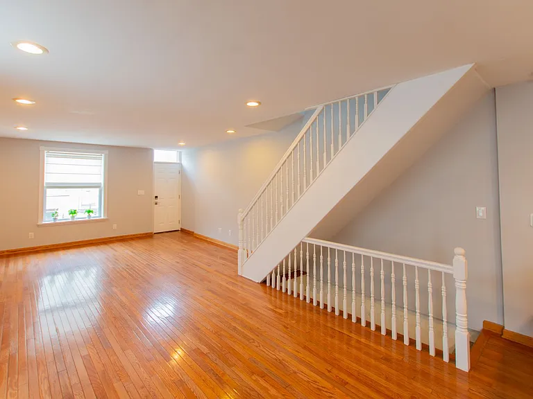 152 Tree St — Photo 3