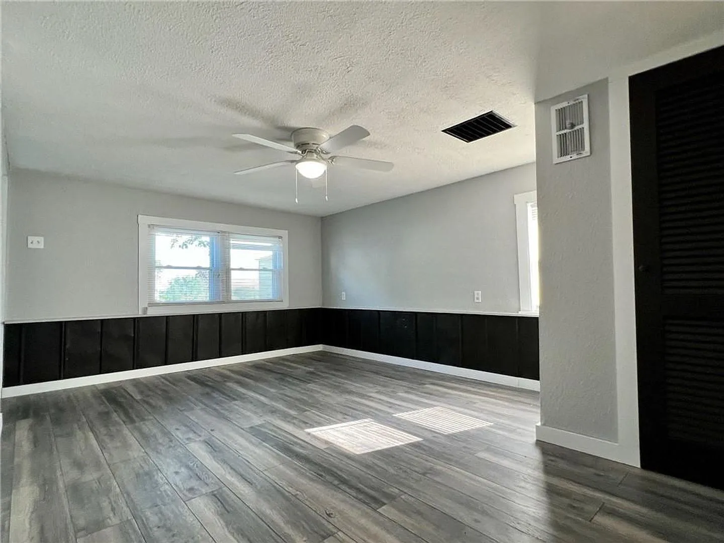 Adorable Bungalow 2/3 Bedroom 1 Bath Rental Home — Photo 3