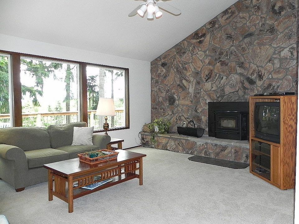Living Room w/Fireplace