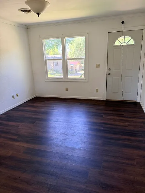 3 bed, 902 sqft, $1,100 — Photo 1