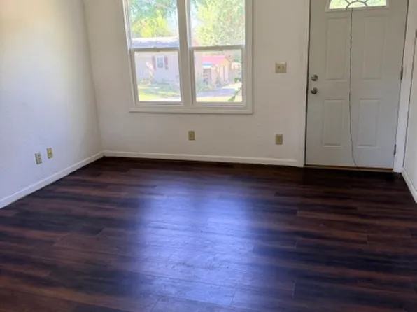 1056 S Sharp Ave, Marshall, MO 65340