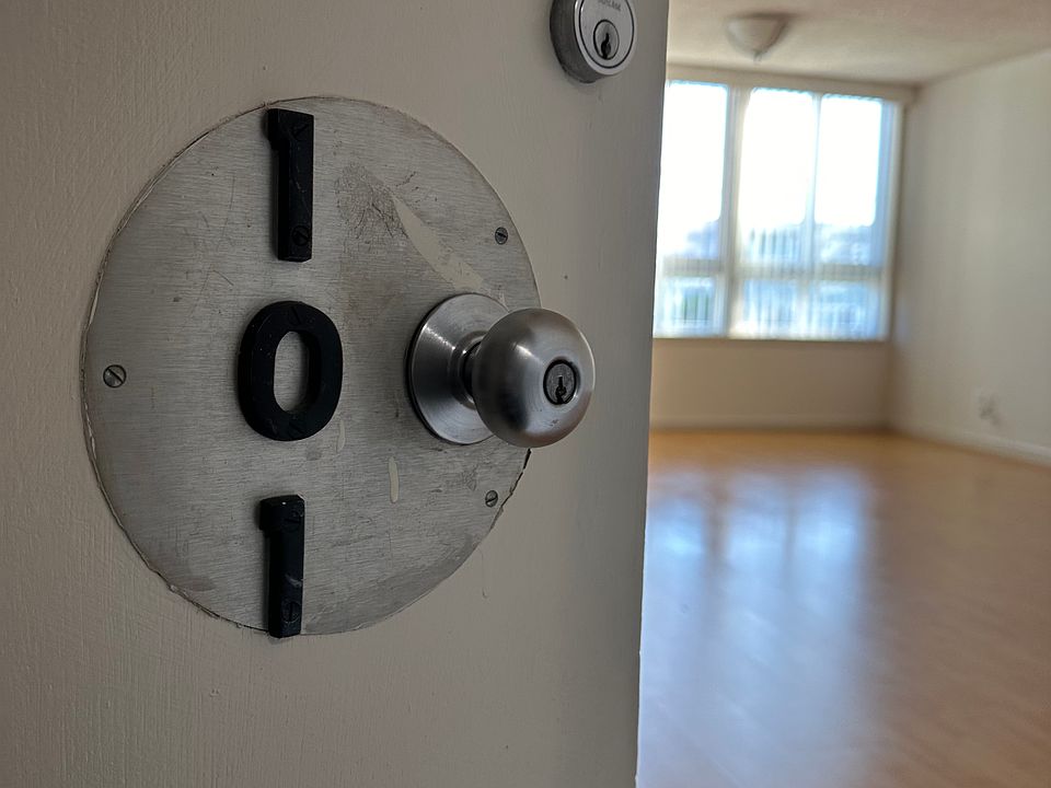 1st image of 525 N San Mateo Dr APT 101