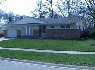 40 Wildwood Rd, Elk Grove Village, IL 60007