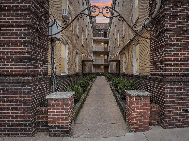 Kings Manor Apartments — Photo 6