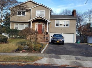 2043 Ripley Ln, Merrick, NY 11566
