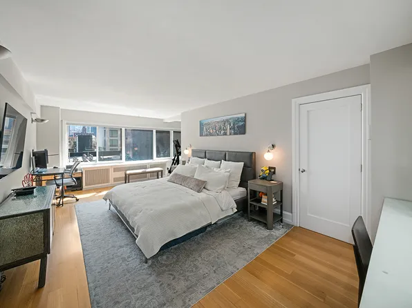 240 East 55th Street image 9 of 19