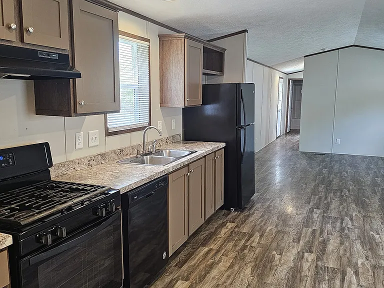 Dogwood MHP — Photo 27