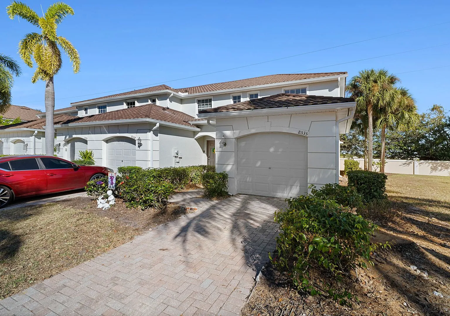 Charming 2-bedroom, 2.5-bathroom townhome located in Lehigh Acres — Photo 3