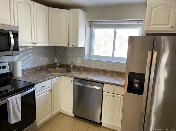 35 Carillon Drive #D, Rocky Hill, CT 06067