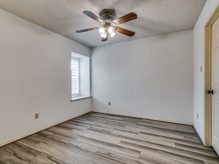 524 Raintree Cir — Photo 17