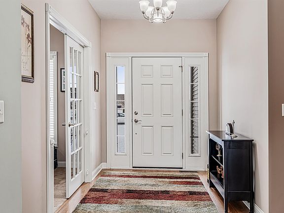 5th image of 327 Crestwood Ct