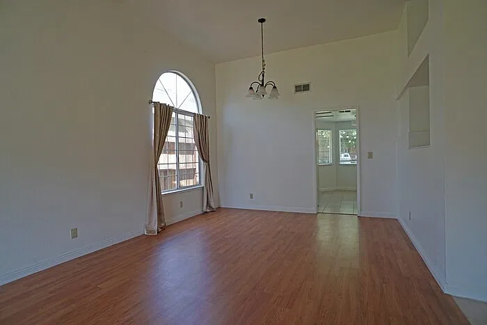 3 bed, 2.0 bath, 1577 sqft, $2,595 — Photo 3