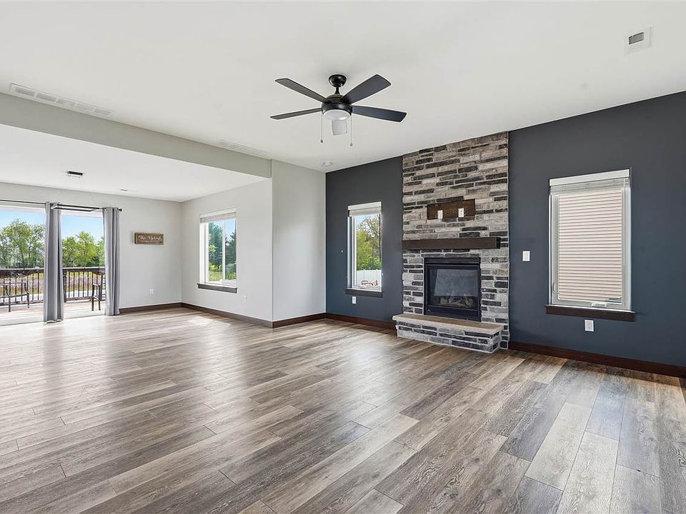 1st image of 903 Carl Ct