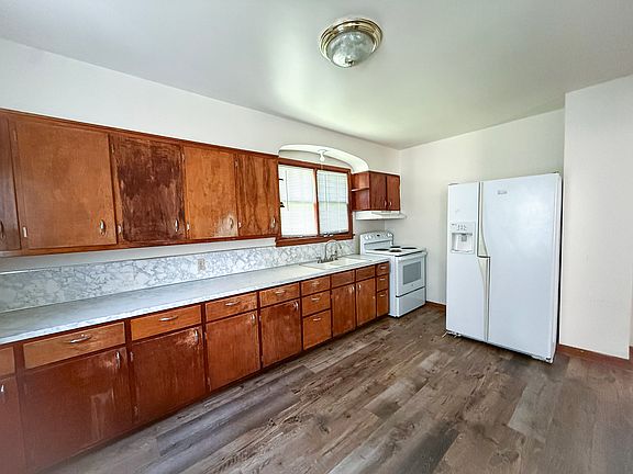 4th image of 406 W Main St
