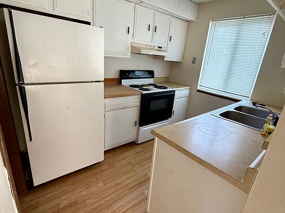 3rd image of 1212 Geneva Cir