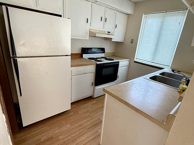 1212 Geneva Cir — Photo 3
