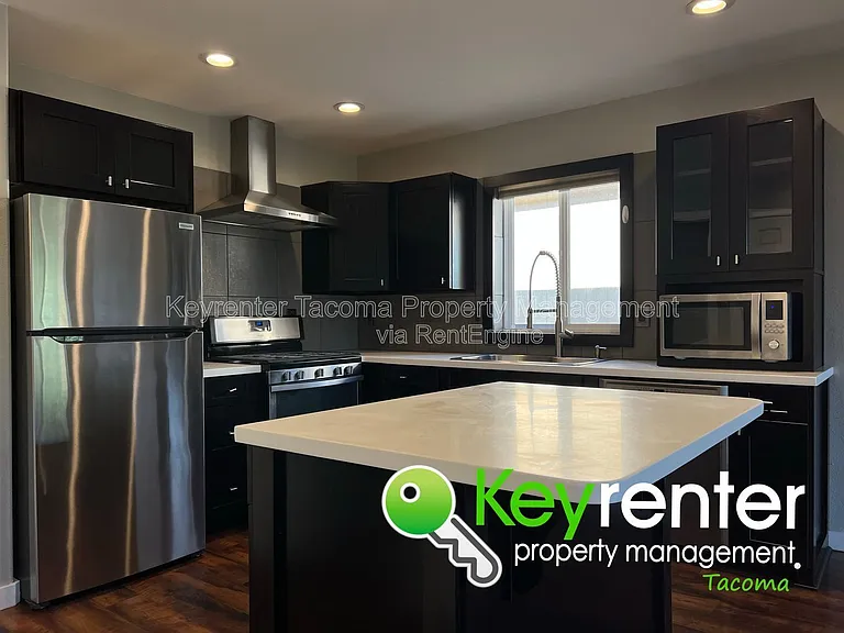 628 N Steele St — Photo 2