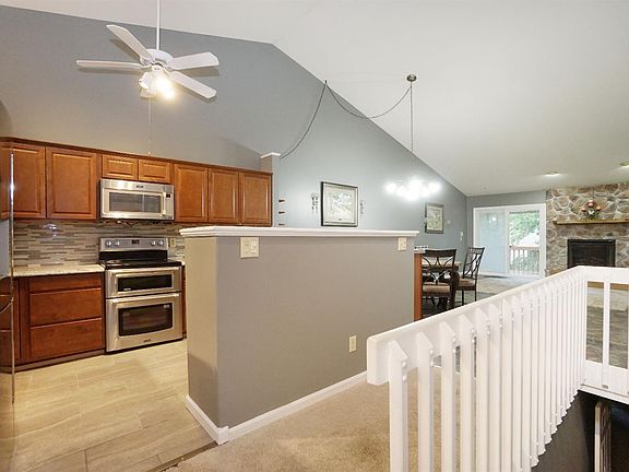 4th image of 4811 Riverview Ave #9