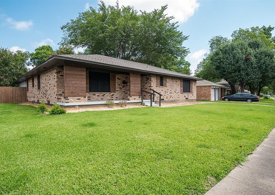 1st image of 3933 Douglas Dr