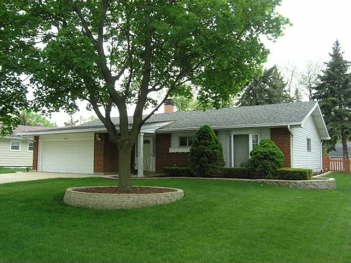 21W133 Kensington Rd photo 1