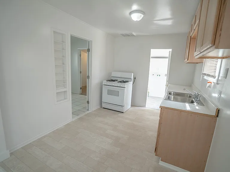 24012 Arch St — Photo 3