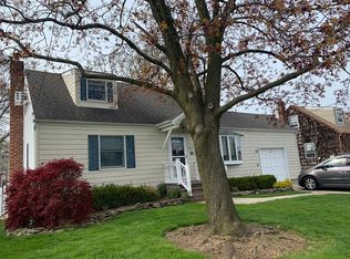 24 Paula Dr, Farmingdale, NY 11735