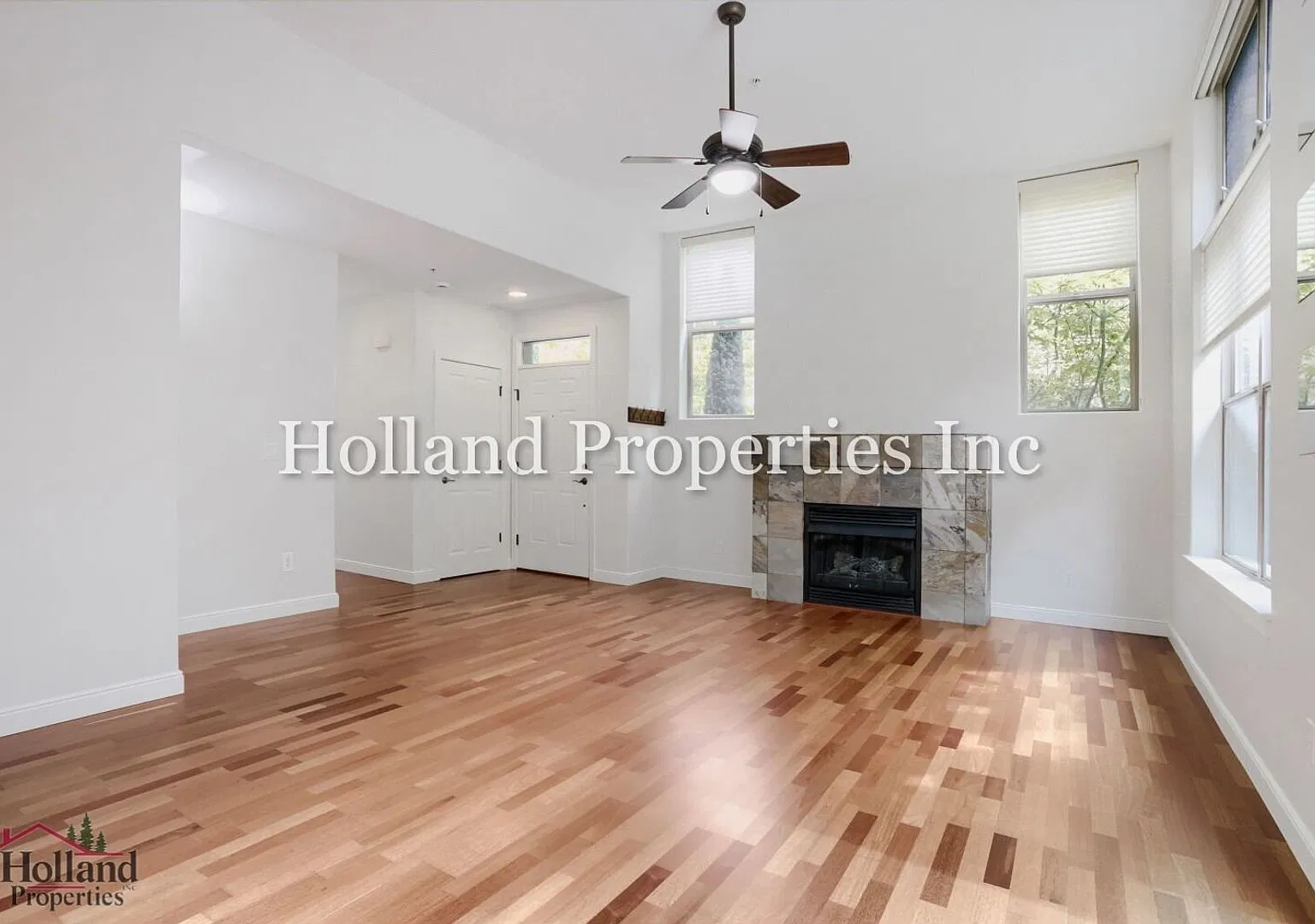 Charming 2BR Hillsboro Home with Fireplace, Pool & Private Patio — Photo 4