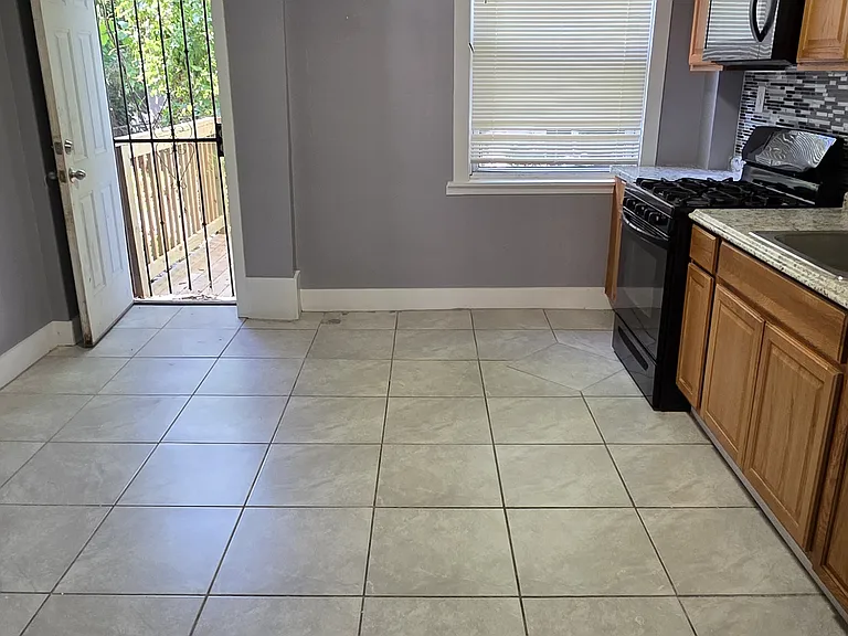 2550 W Pratt St — Photo 3