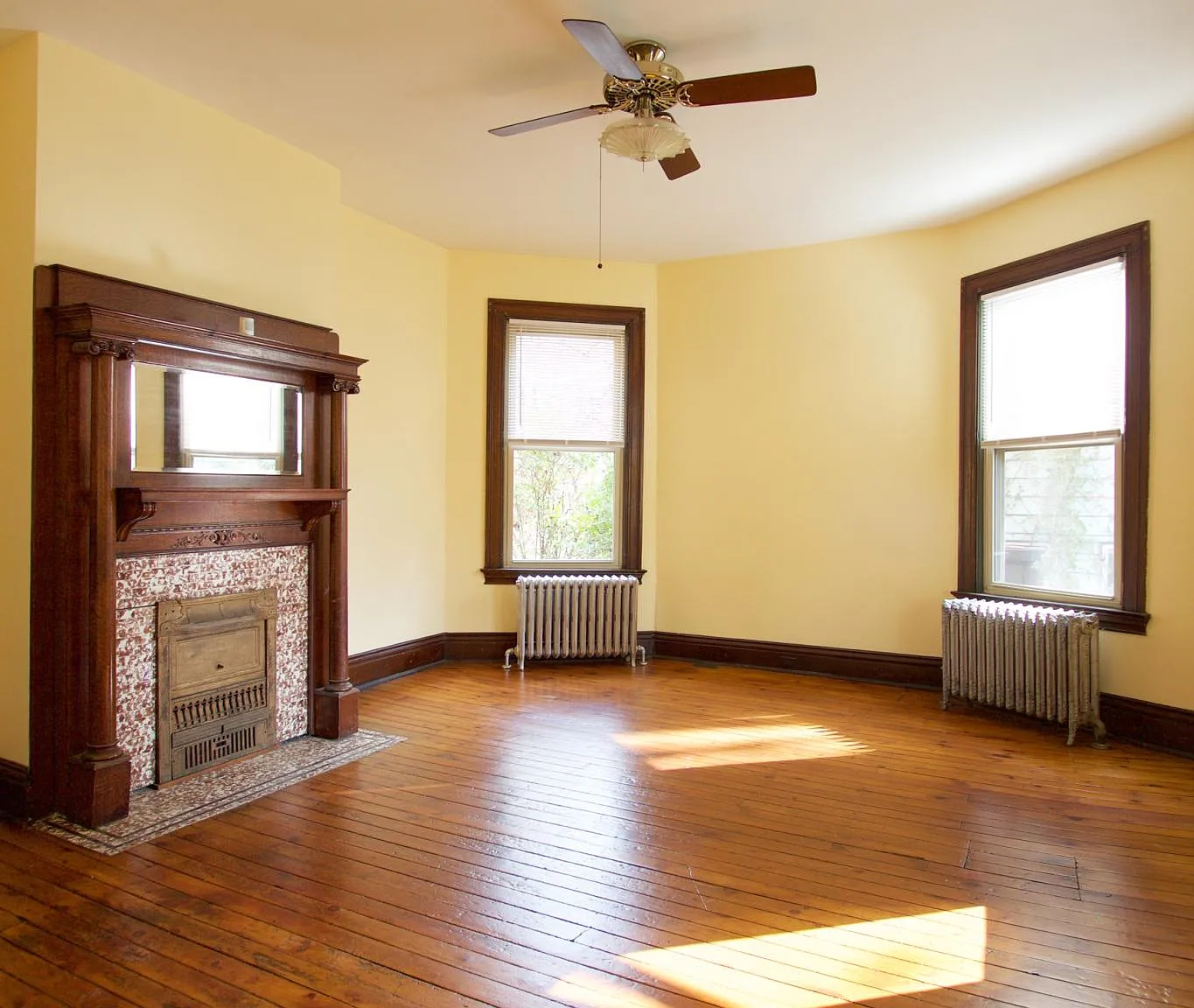 3 bed, 1.5 bath, 2650 sqft, $1,525 — Photo 1