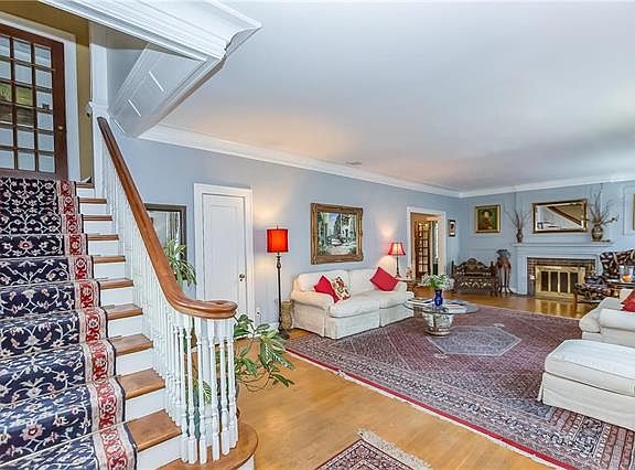 5th image of 800 W 61st St